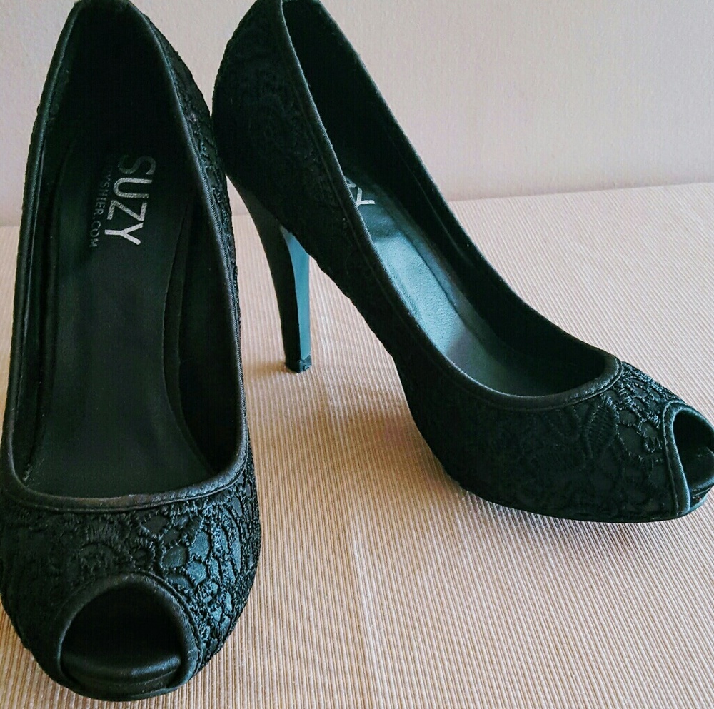 Wow! Snag Now!🏃‍♀@ NEW💲💵 Offer - "Suzy Shier" Lace Embossed Black Pump Shoes!